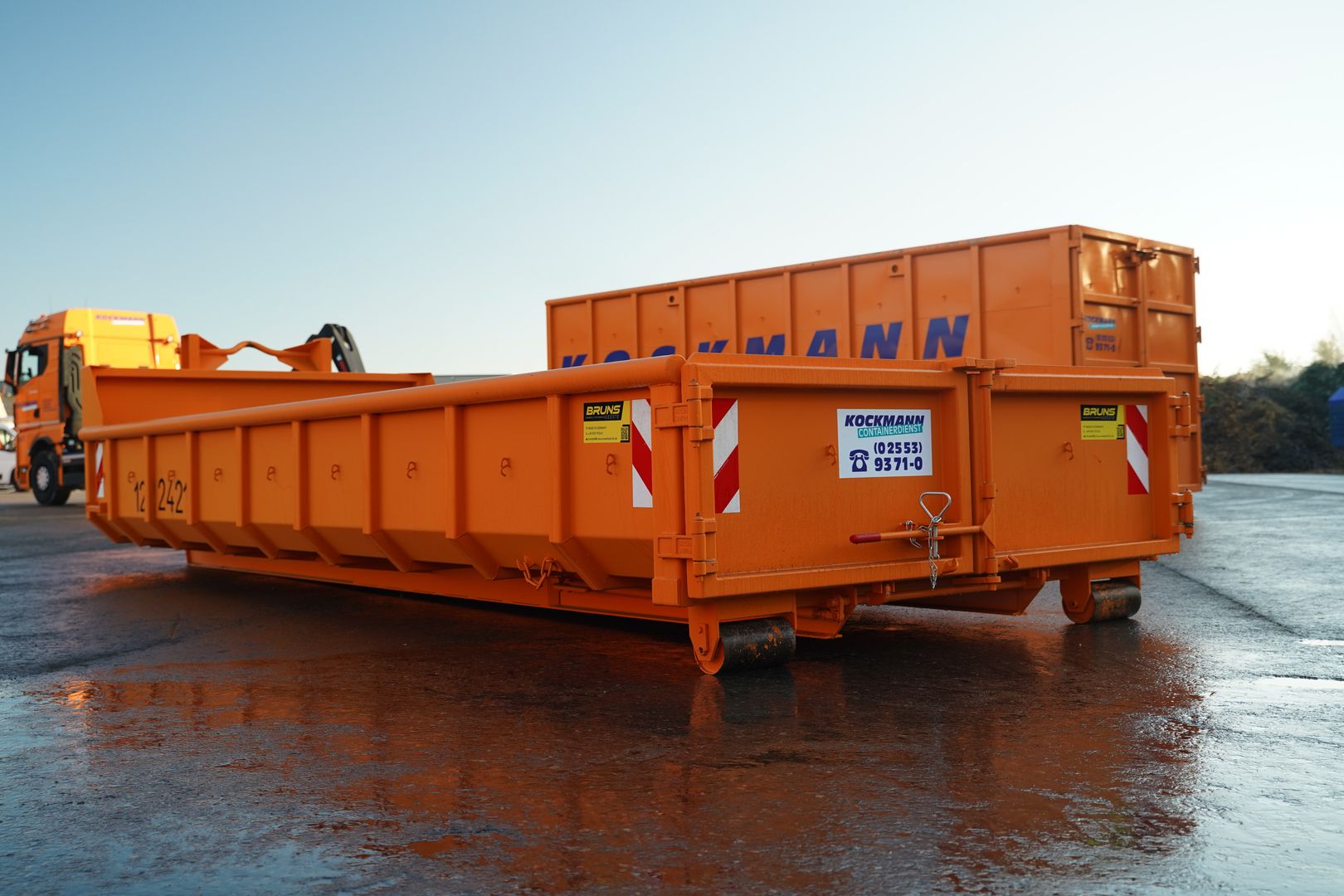 Orangener Abrollcontainer