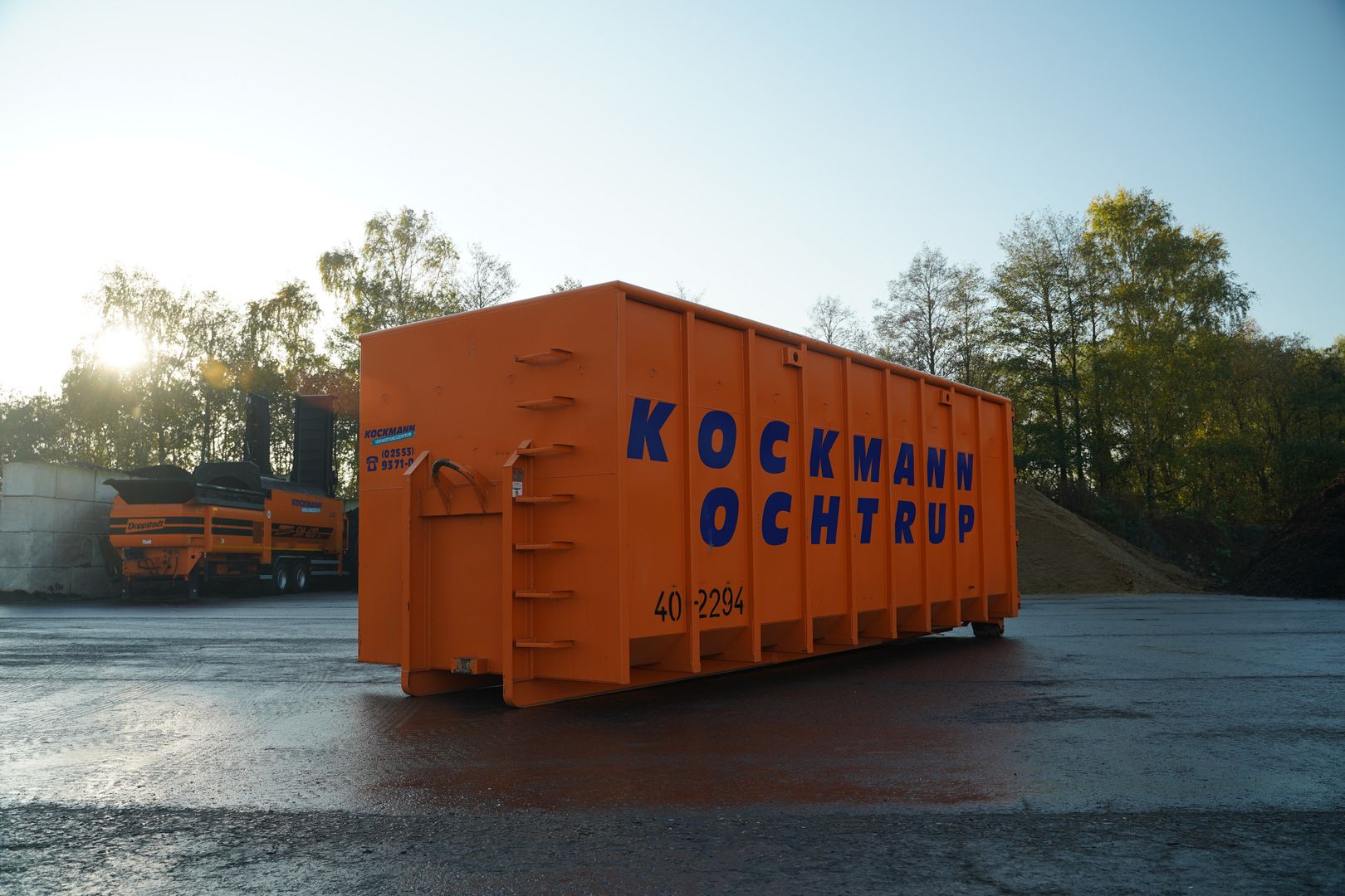 Orangener Abrollcontainer