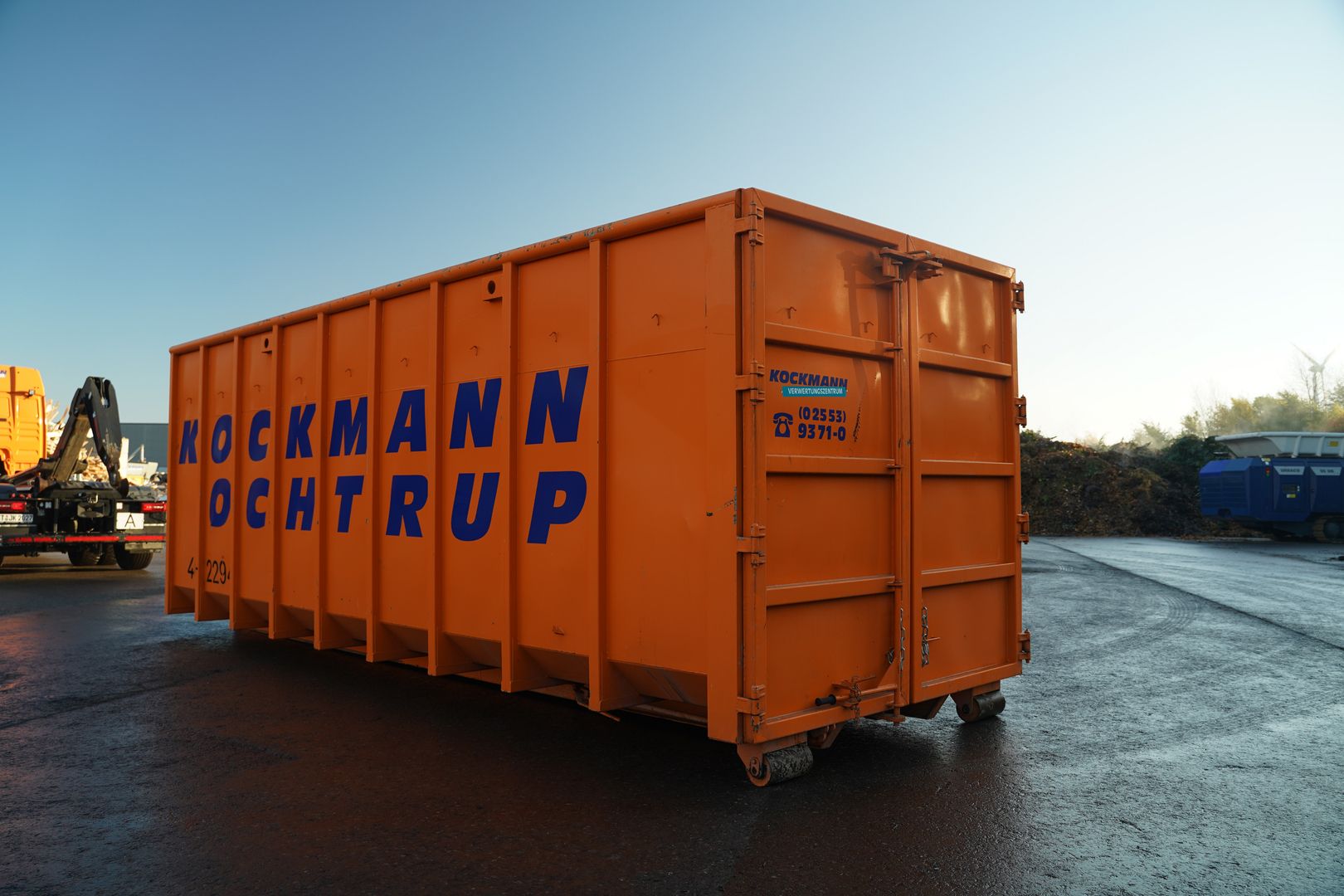 Orangener Abrollcontainer