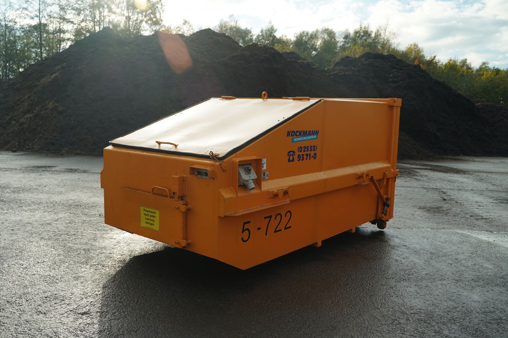 Selbstpresscontainer