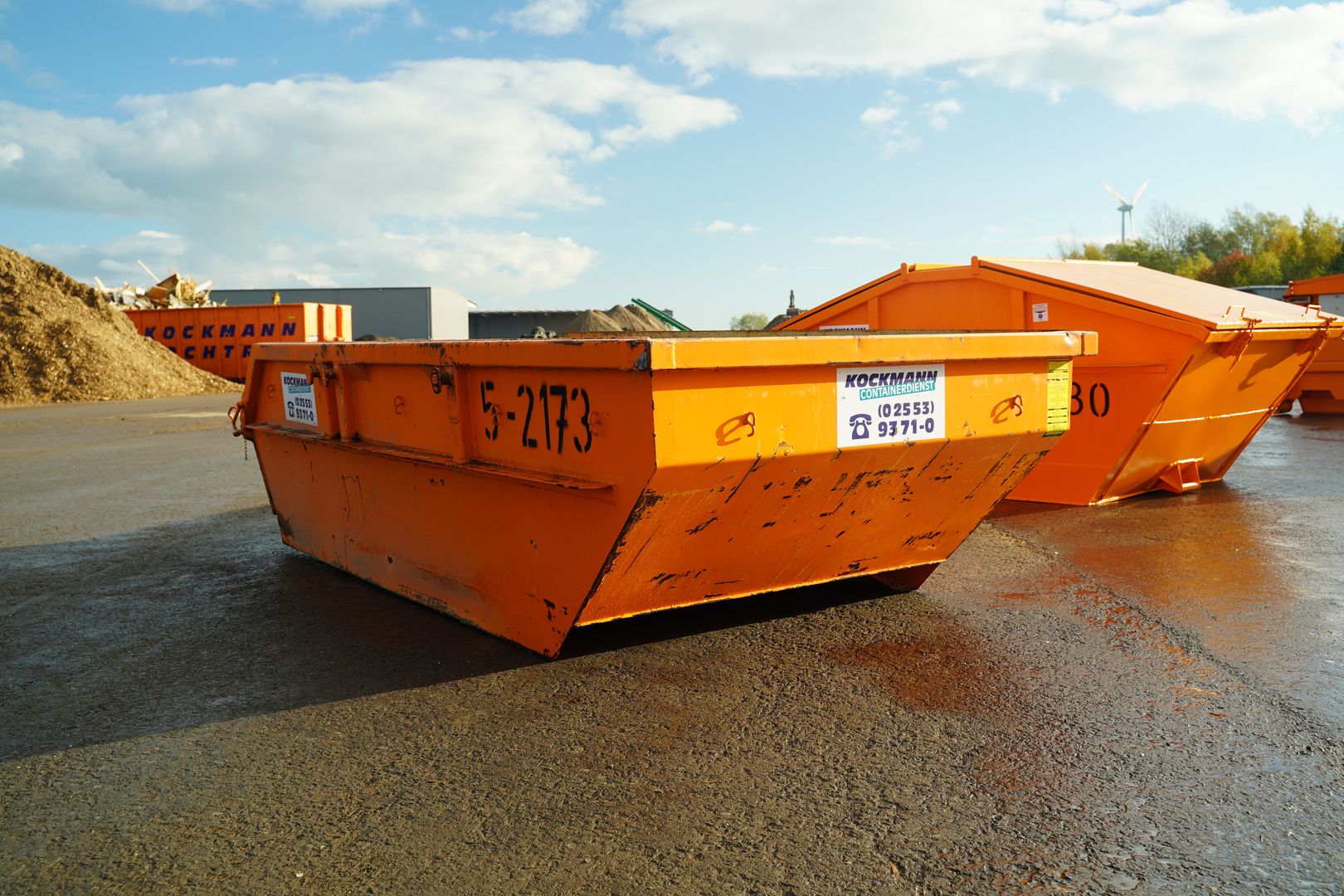 Orangener Absetzcontainer