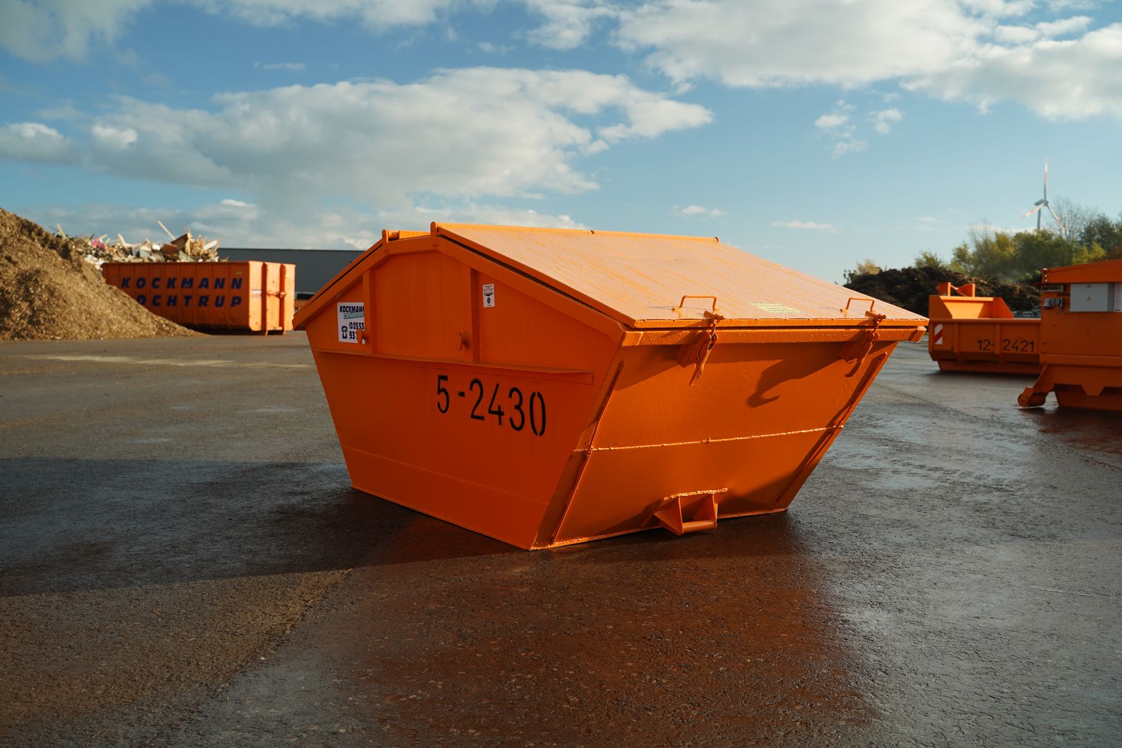 Orangener Absetzcontainer