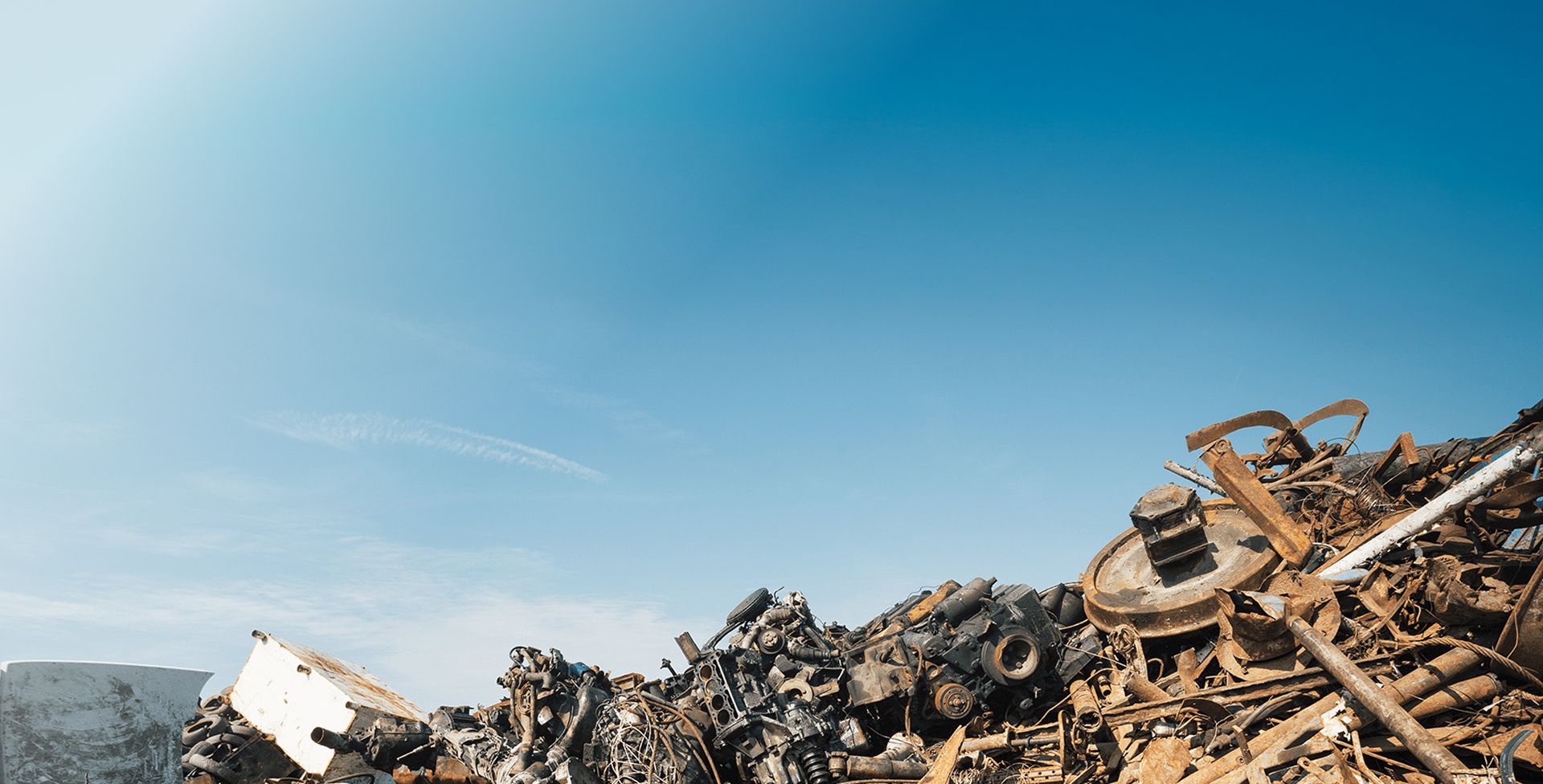 Blauer Himmel über einem Recyclinghof