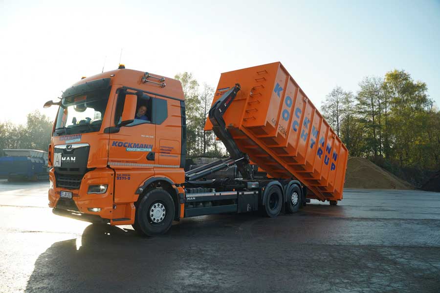 Orangener LKW für Abfallentsorgung
